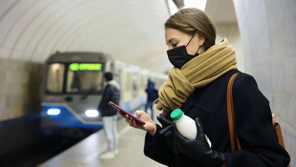 Женщина в защитной маске на одной из станций Московского метрополитена - 俄羅斯衛星通訊社