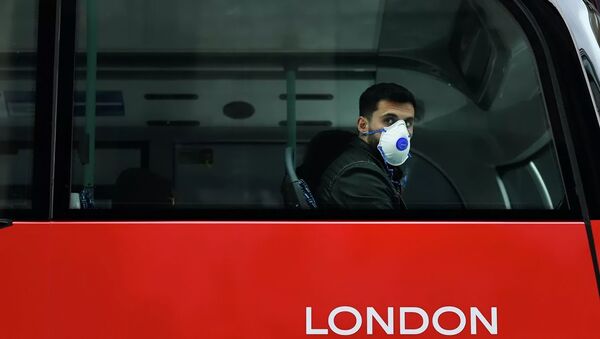 Пассажир в защитной маске в автобусе в Лондоне - 俄罗斯卫星通讯社