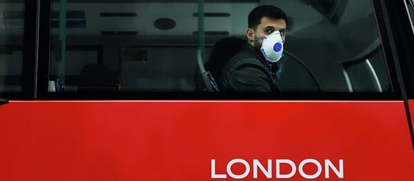 Пассажир в защитной маске в автобусе в Лондоне - 俄羅斯衛星通訊社
