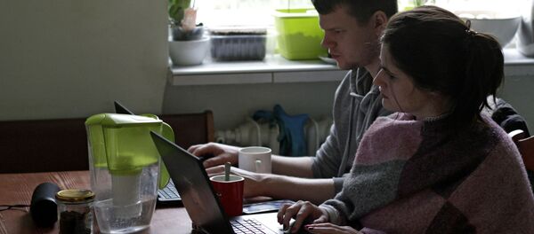 Молодые люди во время удаленной работы из дома в Гдыне, Польша - 俄罗斯卫星通讯社