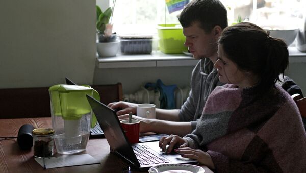 Молодые люди во время удаленной работы из дома в Гдыне, Польша - 俄羅斯衛星通訊社