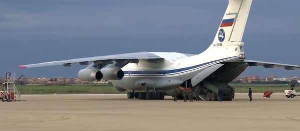 Военно-транспортный самолет ВКС России Ил-76 МД с медицинским оборудованием, предназначенным для борьбы с вирусом COVID-19, на итальянской авиабазе Практика-ли-Маре - 俄罗斯卫星通讯社