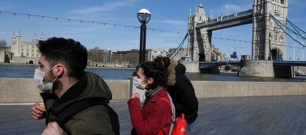 Пешеходы в масках в Лондоне Пешеходы в масках в Лондоне - 俄羅斯衛星通訊社