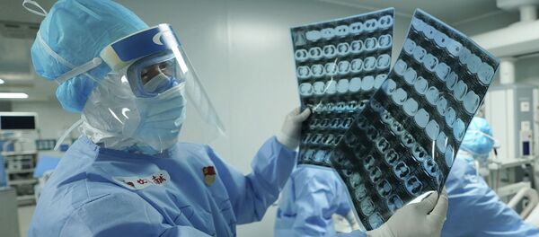 Врач просматривает рентгеновские снимки  - 俄罗斯卫星通讯社