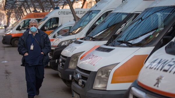 Медработник проходит мимо машин скорой помощи в Софии - 俄罗斯卫星通讯社