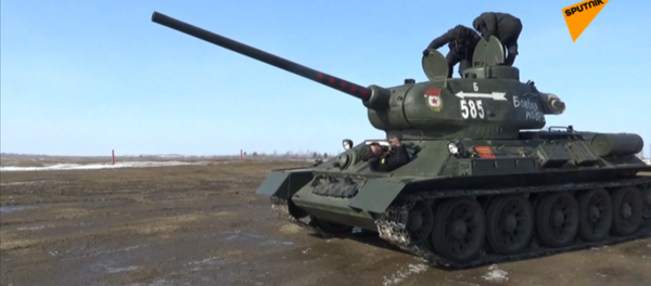 传奇T-34坦克修复后进行行进试验 - 俄罗斯卫星通讯社