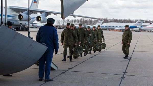 Военнослужащие медицинской службы ВС РФ во время посадки в военно-транспортный самолет ВКС России Ил-76 МД  - 俄羅斯衛星通訊社