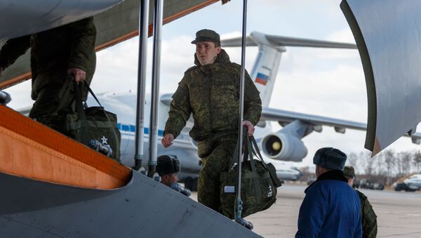 Военнослужащие во время посадки в самолет ВКС России Ил-76 МД - 俄罗斯卫星通讯社