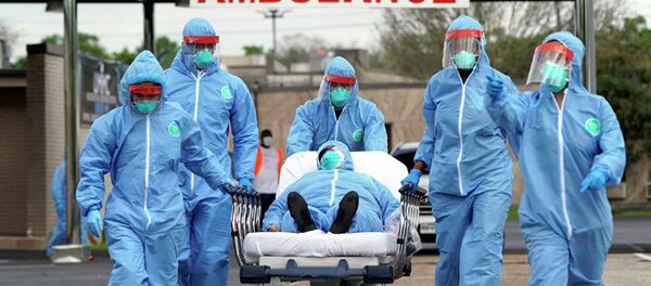 Пациента на носилках доставляют в Объединенный мемориальный медицинский центр в Хьюстоне - 俄罗斯卫星通讯社