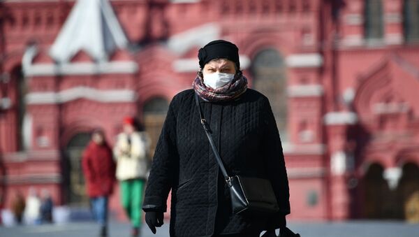 Женщина в защитной маске на Красной площади в Москве. - 俄罗斯卫星通讯社