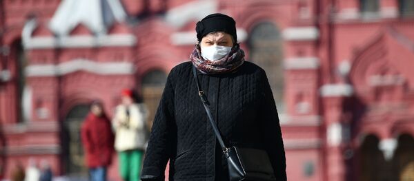 Женщина в защитной маске на Красной площади в Москве. - 俄罗斯卫星通讯社