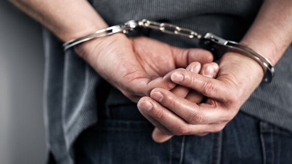 Арестованный мужчина в наручниках - 俄羅斯衛星通訊社