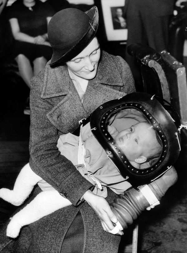 1939年3月13日英國倫敦首次展出的像兒童頭盔一樣有名的兩歲以下兒童佩戴的防毒面具 - 俄羅斯衛星通訊社