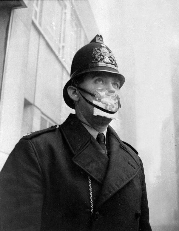 1962年英国戴着防硫磺雾霾面罩的警察 - 俄罗斯卫星通讯社