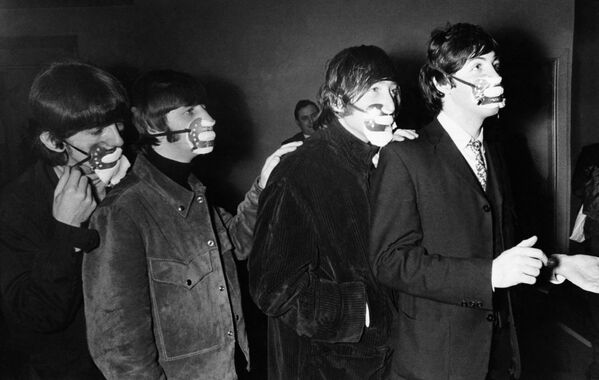 1965年曼彻斯特戴防烟雾面具的披头士乐队成员 - 俄罗斯卫星通讯社