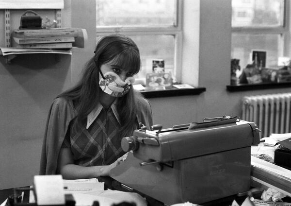 1970年伦敦流感疫情期间一个办公室中戴口罩的秘书 - 俄罗斯卫星通讯社