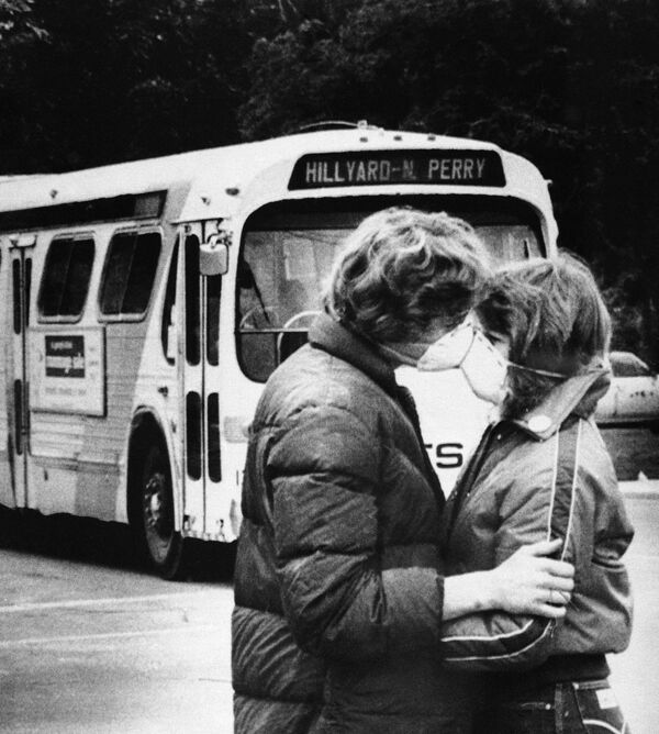 1980年美國聖海倫火山噴發戴著防護面具接吻的學生 - 俄羅斯衛星通訊社