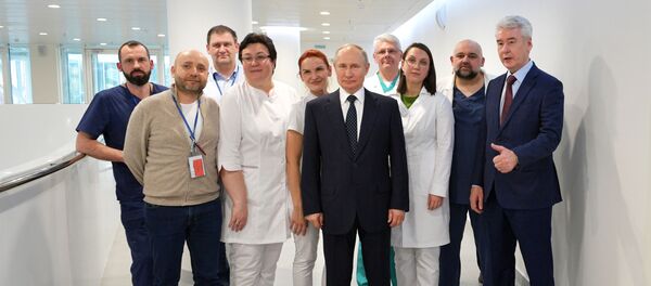 4 марта 2020. Президент РФ Владимир Путин во время посещения больницы, предназначенной для пациентов с подозрением на коронавирус, в московском посёлке Коммунарка.  - 俄羅斯衛星通訊社