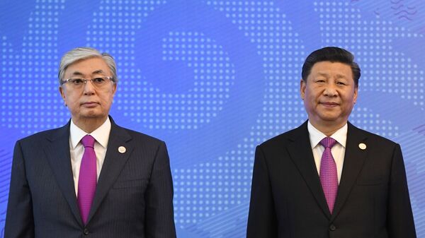 Президент Казахстана Касым-Жомарт Токаев (слева) и председатель КНР Си Цзиньпин - 俄罗斯卫星通讯社