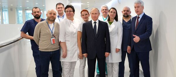 Президент РФ Владимир Путин во время посещения больницы, предназначенной для пациентов с подозрением на коронавирус, в московском посёлке Коммунарка - 俄羅斯衛星通訊社