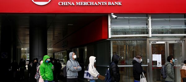 Люди в масках выстраиваются в очередь возле отделения China Merchants Bank Люди в масках выстраиваются в очередь возле отделения China Merchants Bank - 俄羅斯衛星通訊社