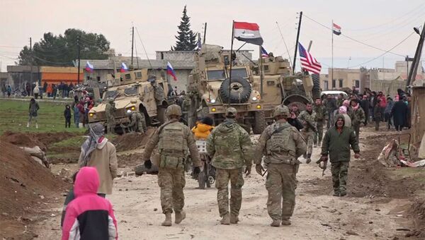 Военный конвой США и местные жители в районе города Эль-Камышлы в Сирии - 俄羅斯衛星通訊社