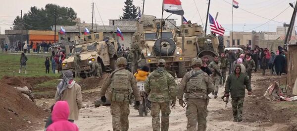 Военный конвой США и местные жители в районе города Эль-Камышлы в Сирии - 俄罗斯卫星通讯社