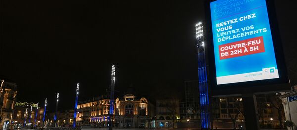 Дорожная панель с призывом остаться дома во время комендантского часа во Франции - 俄罗斯卫星通讯社