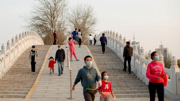 Люди в защитных масках гуляют по парку в Пекине - 俄羅斯衛星通訊社