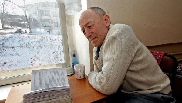 Пенсионер читает у окна - 俄罗斯卫星通讯社