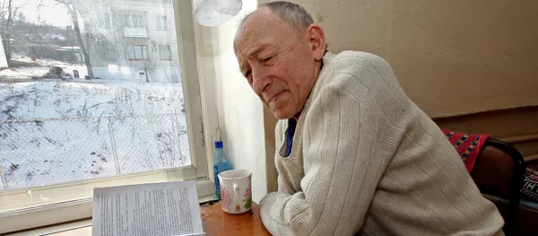 Пенсионер читает у окна - 俄罗斯卫星通讯社