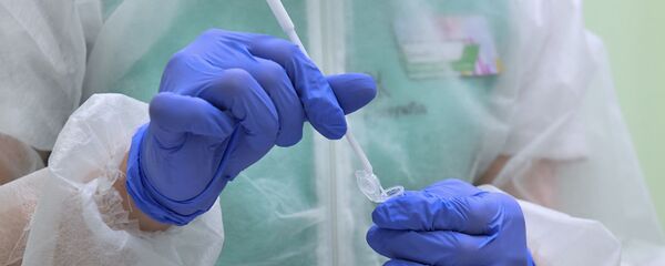 Забор пробы на коронавирус в лаборатории - 俄罗斯卫星通讯社