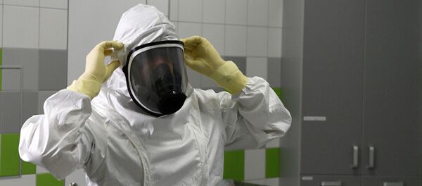 Врач надевает противочумный костюм  - 俄罗斯卫星通讯社