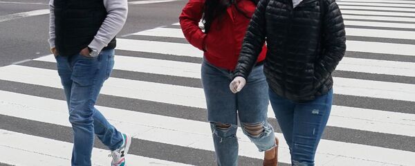 Люди в медицинских масках на улице Нью-Йорка - 俄羅斯衛星通訊社