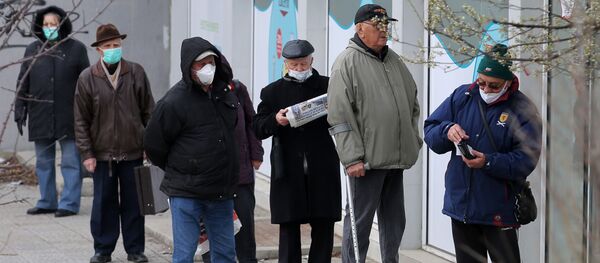 Пожилые люди в защитных масках ждут возле аптеки в Софии, Болгария Пожилые люди в защитных масках ждут возле аптеки в Софии, Болгария - 俄罗斯卫星通讯社