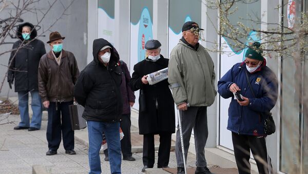 Пожилые люди в защитных масках ждут возле аптеки в Софии, Болгария - 俄罗斯卫星通讯社