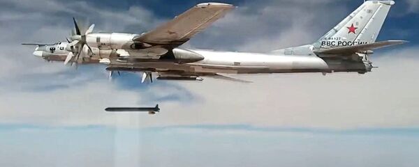 图-95MS战略轰炸机用X-101巡航导弹对恐怖分子在叙设施实施打击 - 俄罗斯卫星通讯社