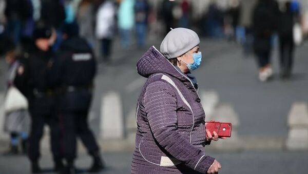 Женщина в маске в Москве - 俄罗斯卫星通讯社