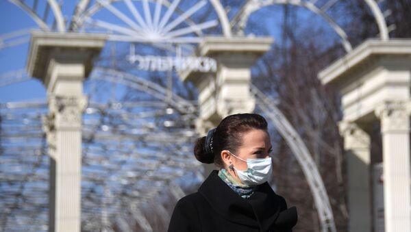 Девушка в защитной маске возле парка Сокольники - 俄羅斯衛星通訊社