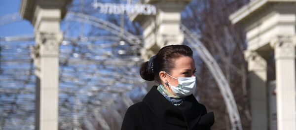 Девушка в защитной маске возле парка Сокольники Девушка в защитной маске возле парка Сокольники - 俄罗斯卫星通讯社