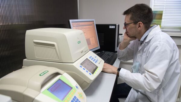 Сотрудник в лаборатории разрабатывает компоненты для тестов на коронавирус - 俄羅斯衛星通訊社