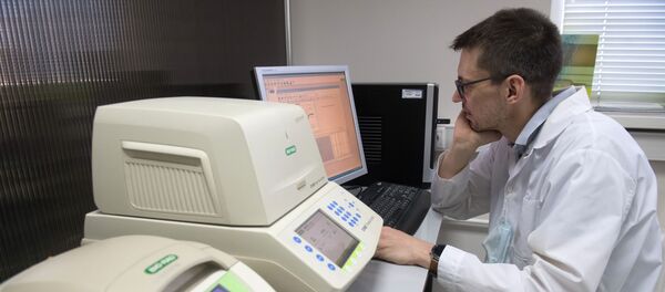 Сотрудник в лаборатории разрабатывает компоненты для тестов на коронавирус - 俄羅斯衛星通訊社