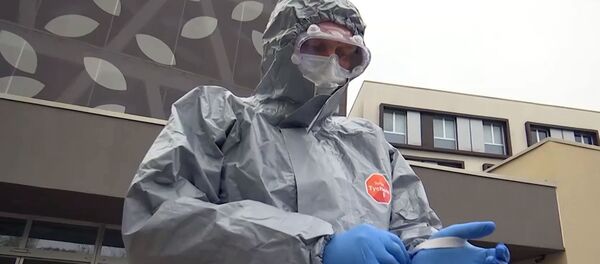 Российский военный специалист в костюме бактериологической защиты перед осмотром лечебного учреждения в Бергамо - 俄罗斯卫星通讯社