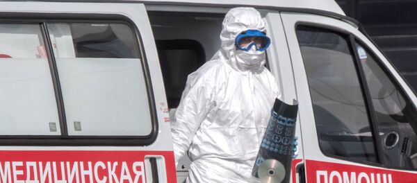 Врач скорой помощи с рентгеновским снимком легких пациента с подозрением на коронавирус возле больницы в Коммунарке.  - 俄罗斯卫星通讯社