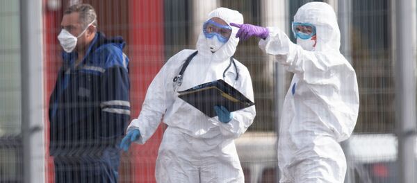 Врачи скорой медицинской помощи возле больницы в Коммунарке.  - 俄罗斯卫星通讯社