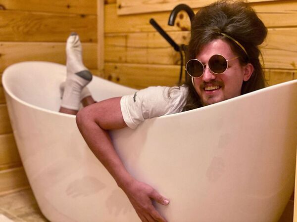 隔离中的理发师为男友做特别发型走红网上 - 俄罗斯卫星通讯社