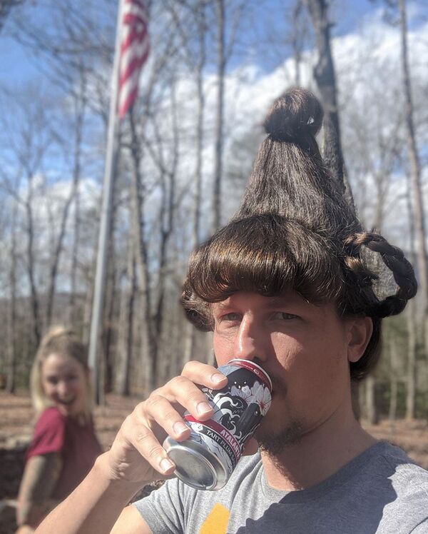 隔离中的理发师为男友做特别发型走红网上 - 俄罗斯卫星通讯社