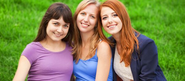 Брюнетка, блондинка и рыжая в парке на траве - 俄罗斯卫星通讯社