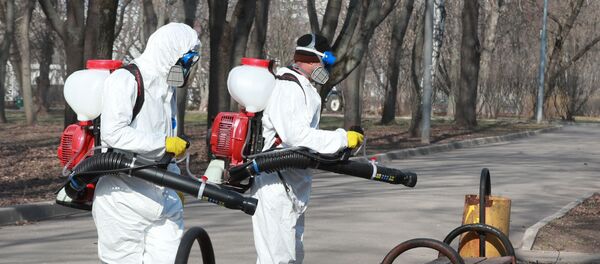 Сотрудники ГБУ Жилищник района Вешняки проводят дезинфекцию парковой территории от коронавирусной инфекции средством Ниопикс в Москве. - 俄罗斯卫星通讯社