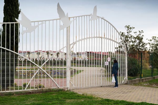Женщина читает объявление о закрытие орнитологического парка в Сочи - 俄罗斯卫星通讯社